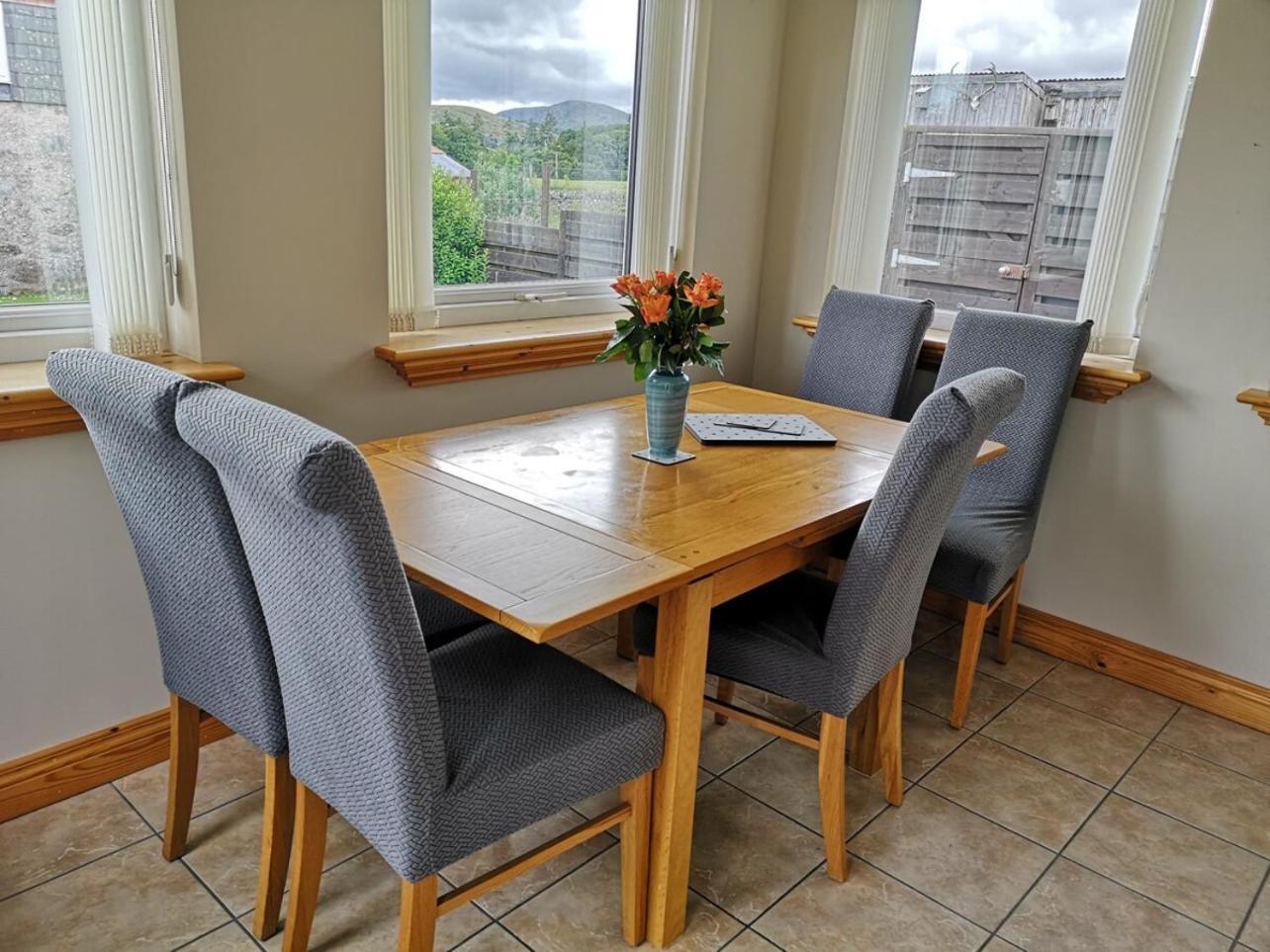 Mike'S 3-Bedroom Countryside Cottage Alness Exterior photo